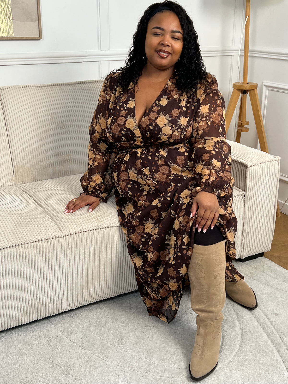 Découvrez la robe longue Eïra, une pièce élégante qui allie style et confort. Confectionnée en marron et noir avec un délicat motif floral, elle séduira les femmes en quête de sophistication. Ses manches longues ornées de volants ajoutent une touche romantique, tandis que le col V affine la silhouette.&nbsp;