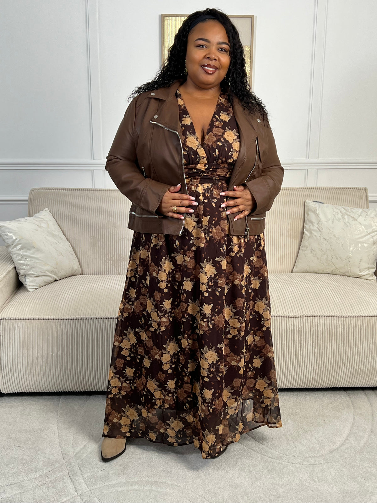 Découvrez la robe longue Eïra, une pièce élégante qui allie style et confort. Confectionnée en marron et noir avec un délicat motif floral, elle séduira les femmes en quête de sophistication. Ses manches longues ornées de volants ajoutent une touche romantique, tandis que le col V affine la silhouette.&nbsp;