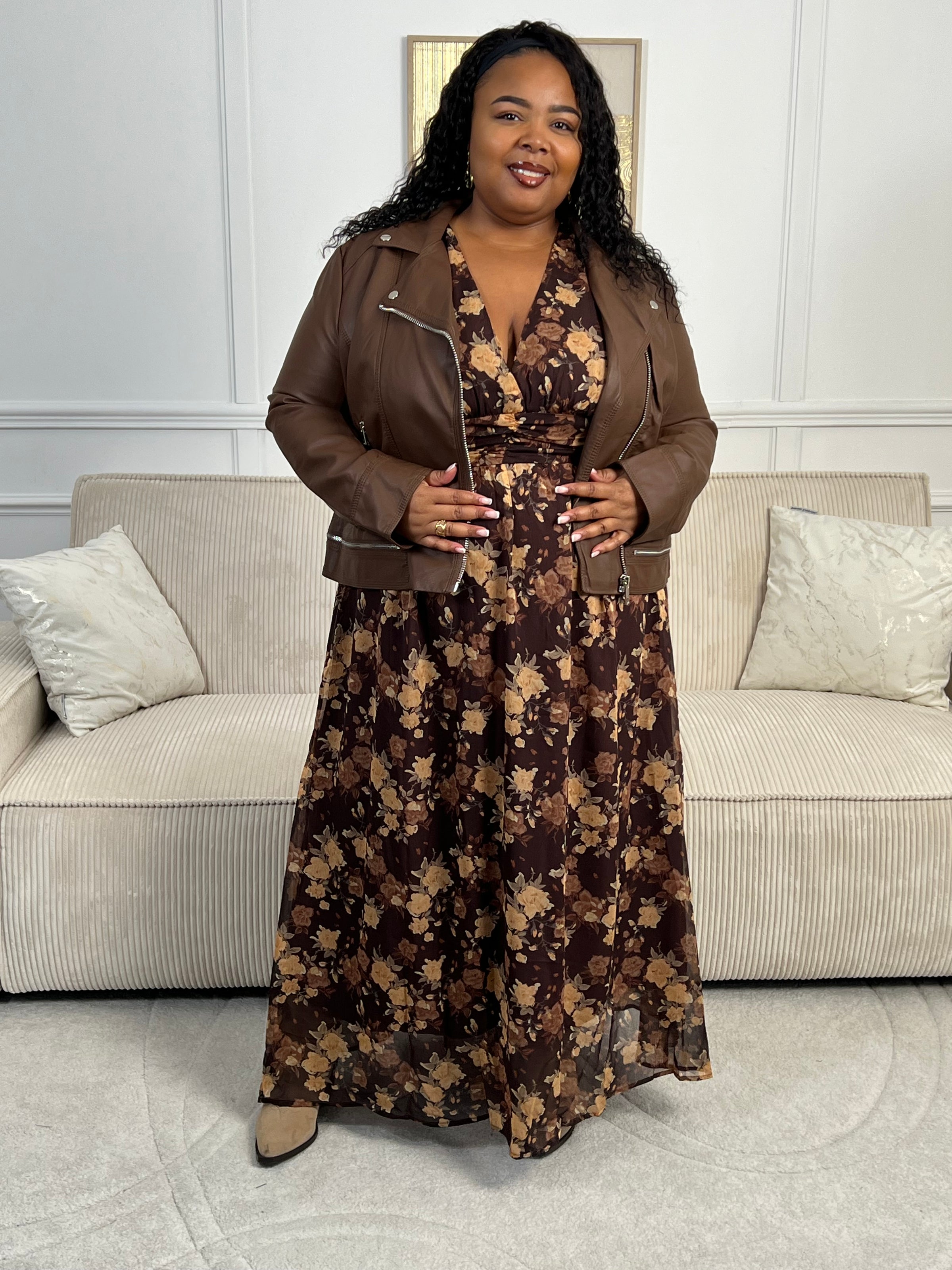 Découvrez la robe longue Eïra, une pièce élégante qui allie style et confort. Confectionnée en marron et noir avec un délicat motif floral, elle séduira les femmes en quête de sophistication. Ses manches longues ornées de volants ajoutent une touche romantique, tandis que le col V affine la silhouette.&nbsp;