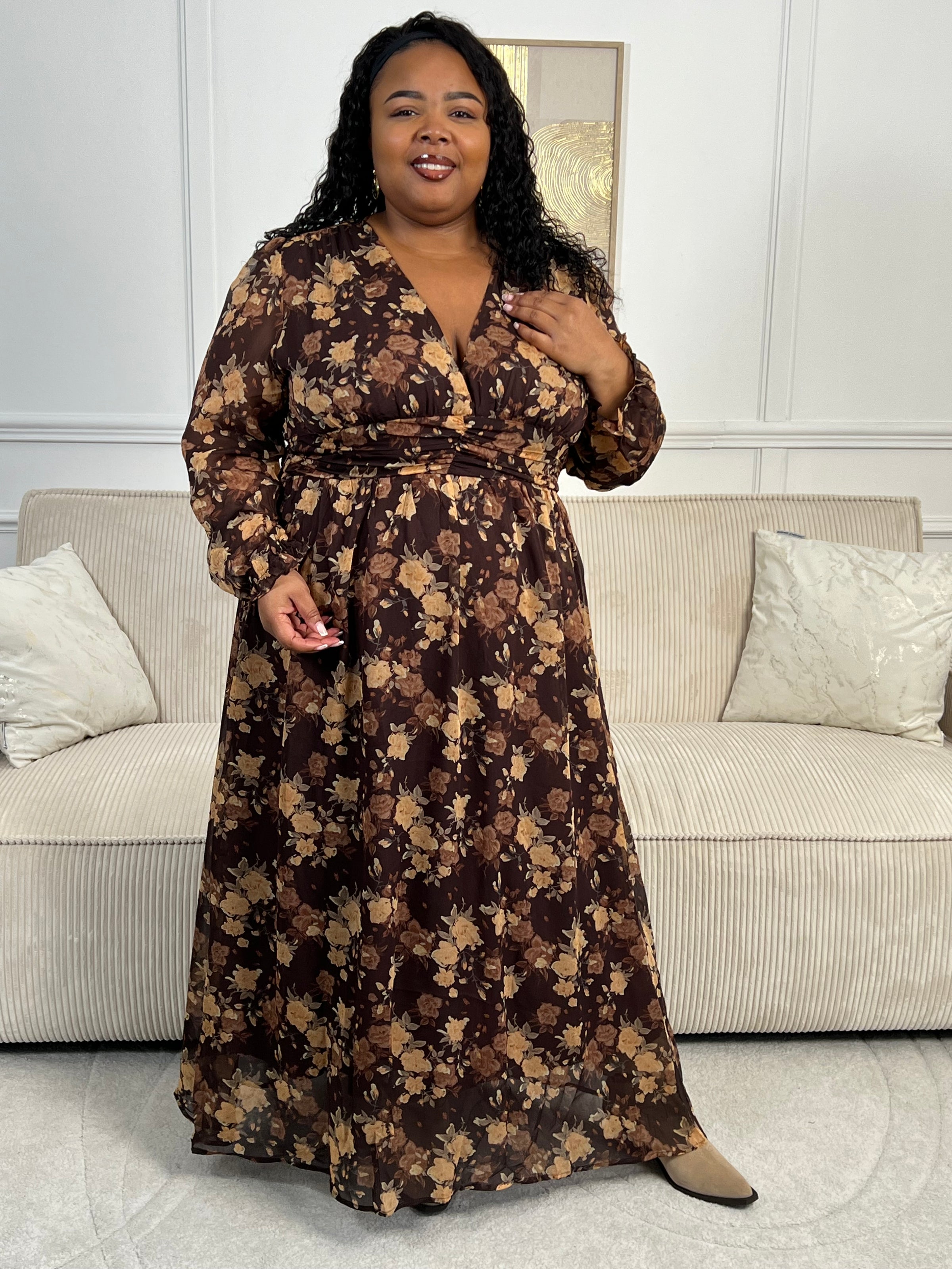 Découvrez la robe longue Eïra, une pièce élégante qui allie style et confort. Confectionnée en marron et noir avec un délicat motif floral, elle séduira les femmes en quête de sophistication. Ses manches longues ornées de volants ajoutent une touche romantique, tandis que le col V affine la silhouette.&nbsp;