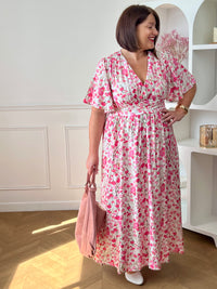 Cette robe longue à motifs séduit et son joli col V qui met subtilement en valeur le décolleté. À la fois fraîche et féminine, elle est idéale pour un look léger et plein de charme. Elle est idéale pour un look féminin avec ses motifs floraux.