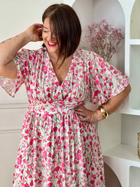 Cette robe longue à motifs séduit et son joli col V qui met subtilement en valeur le décolleté. À la fois fraîche et féminine, elle est idéale pour un look léger et plein de charme. Elle est idéale pour un look féminin avec ses motifs floraux.