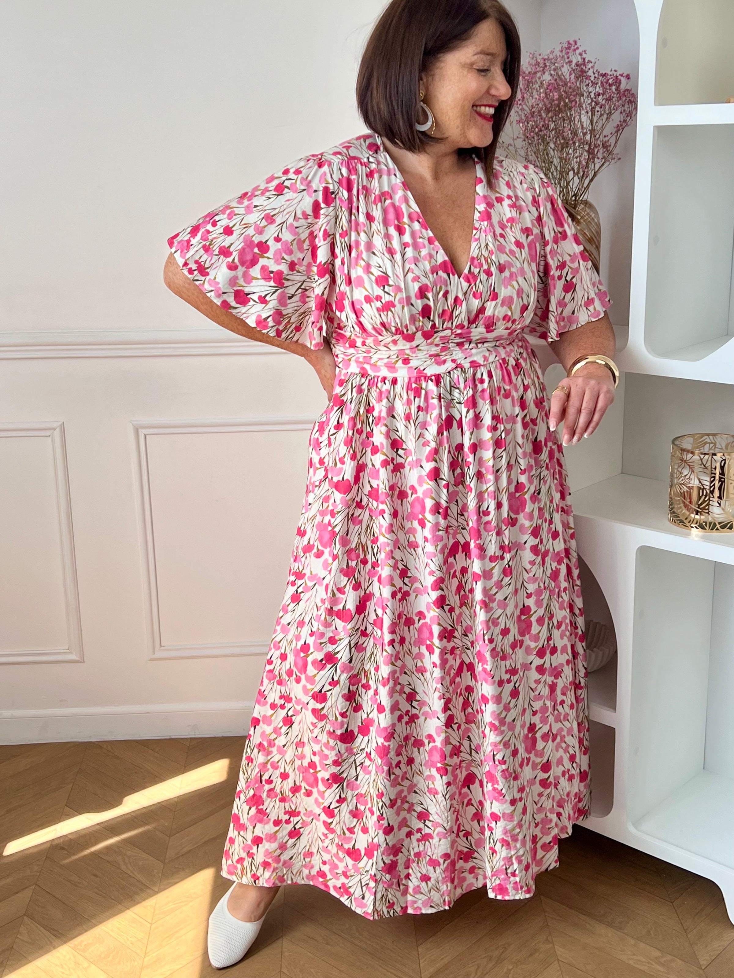 Cette robe longue à motifs séduit et son joli col V qui met subtilement en valeur le décolleté. À la fois fraîche et féminine, elle est idéale pour un look léger et plein de charme. Elle est idéale pour un look féminin avec ses motifs floraux.