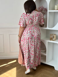 Cette robe longue à motifs séduit et son joli col V qui met subtilement en valeur le décolleté. À la fois fraîche et féminine, elle est idéale pour un look léger et plein de charme. Elle est idéale pour un look féminin avec ses motifs floraux.