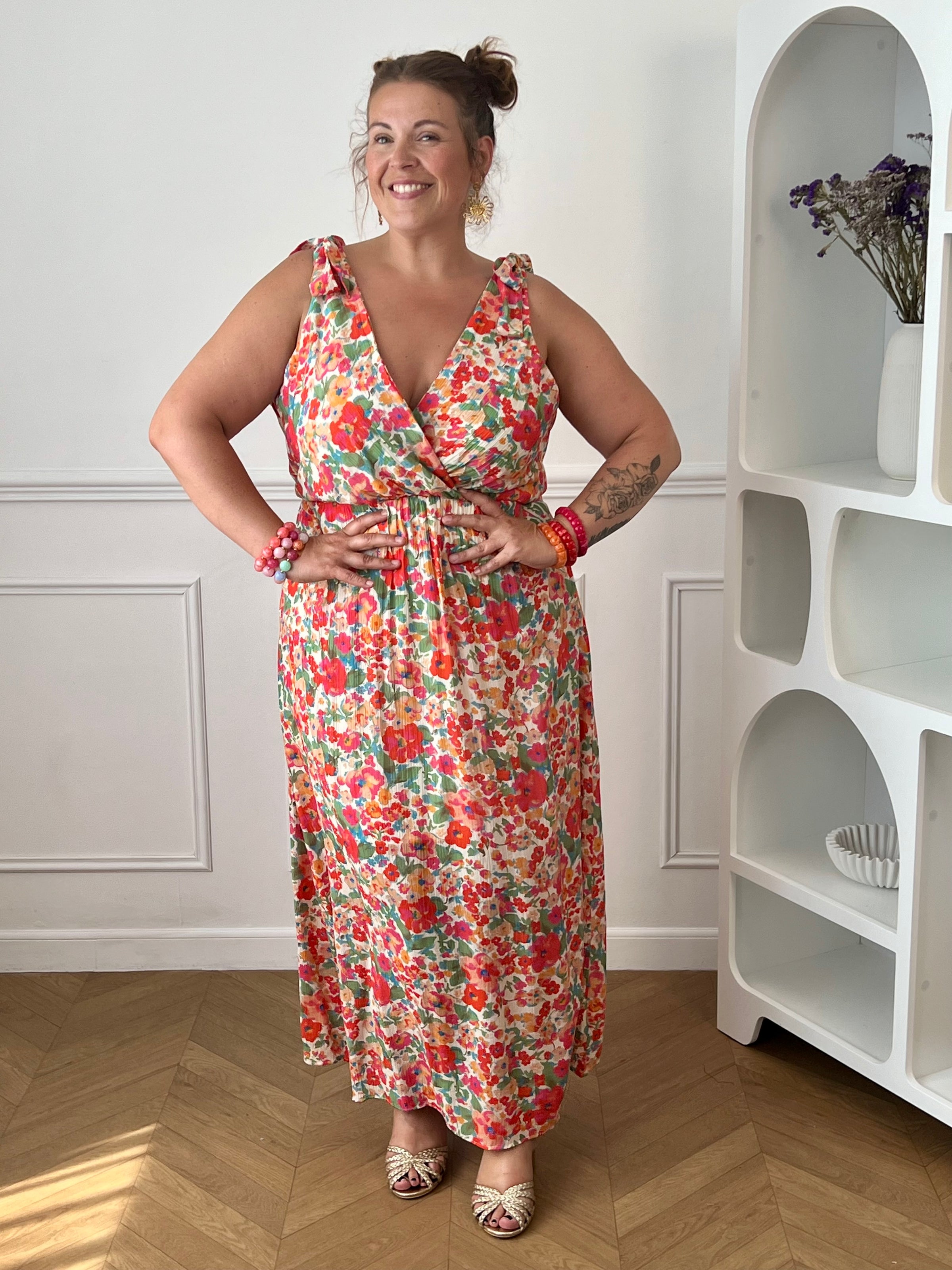 Laissez-vous séduire par cette robe longue à motif floral, idéale pour un look féminin et élégant. Son col cache-cœur à l'avant comme à l'arrière sublime la silhouette, tandis que le lien à nouer à la nuque apporte une touche raffinée. Sans manches et dotée d'une taille élastiquée, elle offre un confort optimal tout au long de la journée.