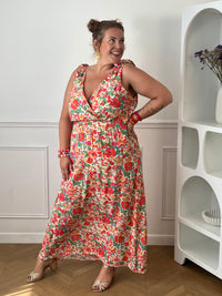 Laissez-vous séduire par cette robe longue à motif floral, idéale pour un look féminin et élégant. Son col cache-cœur à l'avant comme à l'arrière sublime la silhouette, tandis que le lien à nouer à la nuque apporte une touche raffinée. Sans manches et dotée d'une taille élastiquée, elle offre un confort optimal tout au long de la journée.