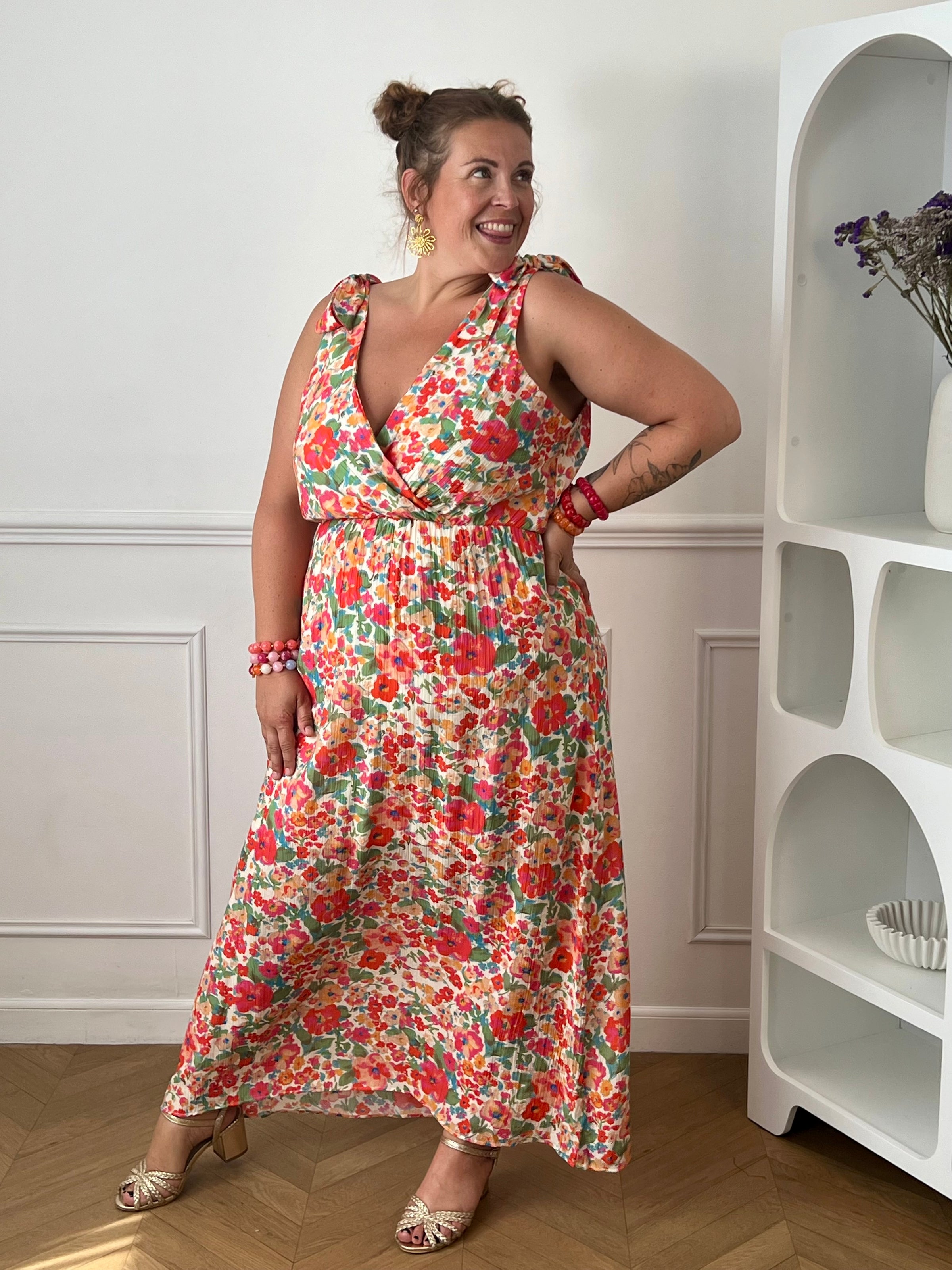 Laissez-vous séduire par cette robe longue à motif floral, idéale pour un look féminin et élégant. Son col cache-cœur à l'avant comme à l'arrière sublime la silhouette, tandis que le lien à nouer à la nuque apporte une touche raffinée. Sans manches et dotée d'une taille élastiquée, elle offre un confort optimal tout au long de la journée.