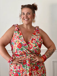 Laissez-vous séduire par cette robe longue à motif floral, idéale pour un look féminin et élégant. Son col cache-cœur à l'avant comme à l'arrière sublime la silhouette, tandis que le lien à nouer à la nuque apporte une touche raffinée. Sans manches et dotée d'une taille élastiquée, elle offre un confort optimal tout au long de la journée.