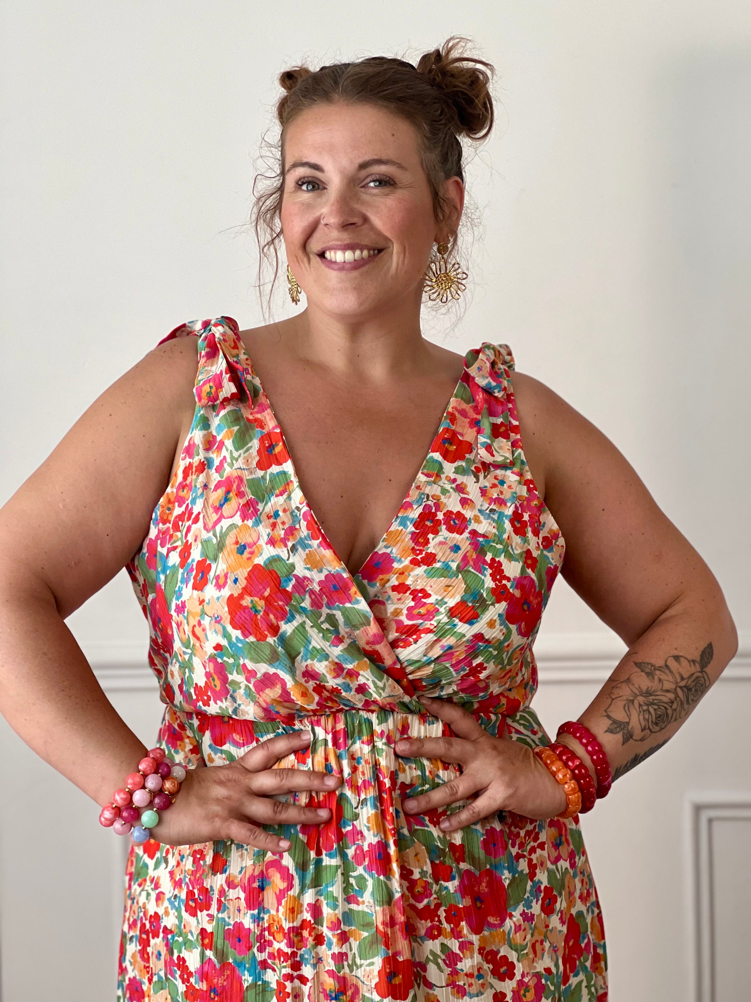 Laissez-vous séduire par cette robe longue à motif floral, idéale pour un look féminin et élégant. Son col cache-cœur à l'avant comme à l'arrière sublime la silhouette, tandis que le lien à nouer à la nuque apporte une touche raffinée. Sans manches et dotée d'une taille élastiquée, elle offre un confort optimal tout au long de la journée.