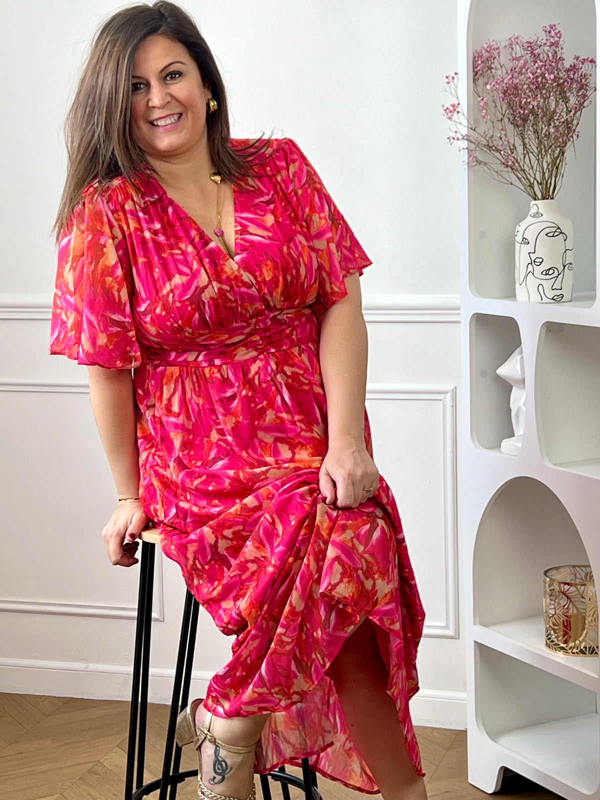 Cette robe longue à motifs séduit et son joli col V qui met subtilement en valeur le décolleté. À la fois fraîche et féminine, elle est idéale pour un look léger et plein de charme. Elle est idéale pour un look féminin avec ses motifs floraux.