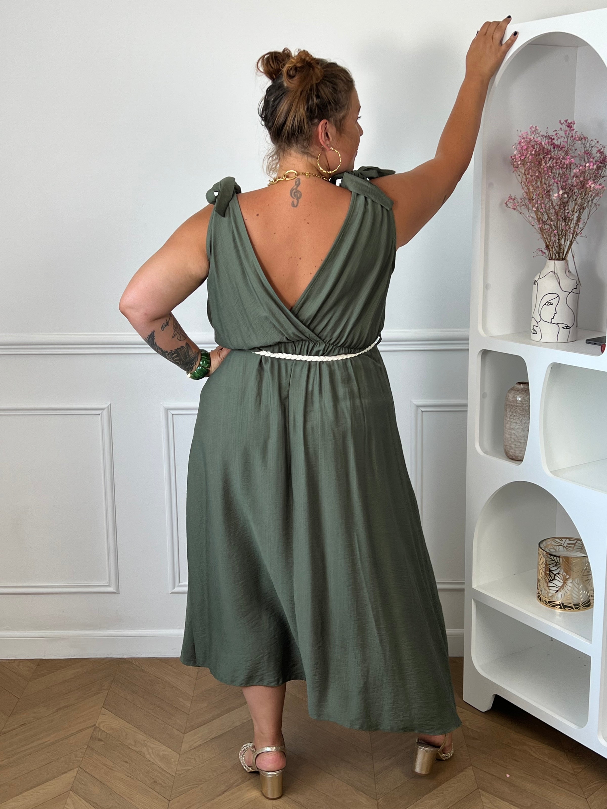Robe longue kaki curve vue de dos col cache-cœur dos – Loïcia
