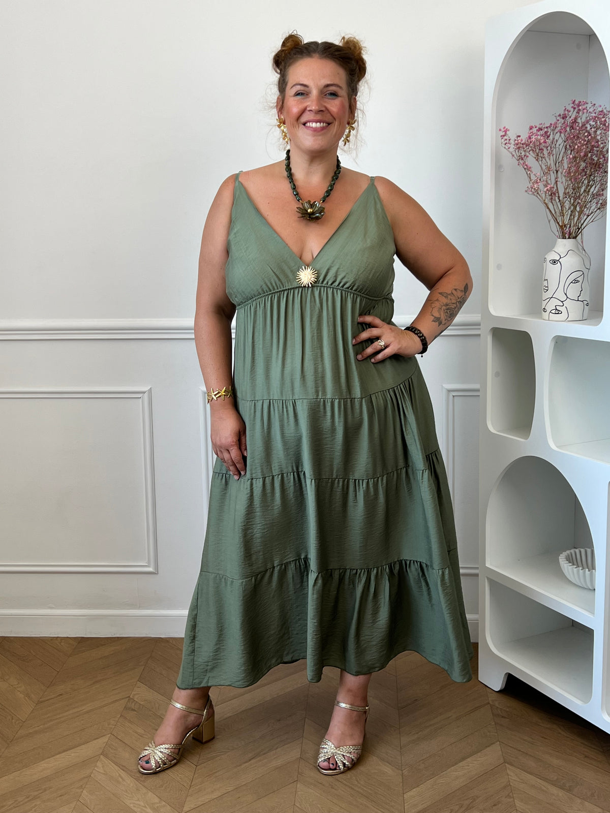 Robe longue kaki grande taille Loetitia col V bretelles réglables broche dorée soleil – Loïcia
