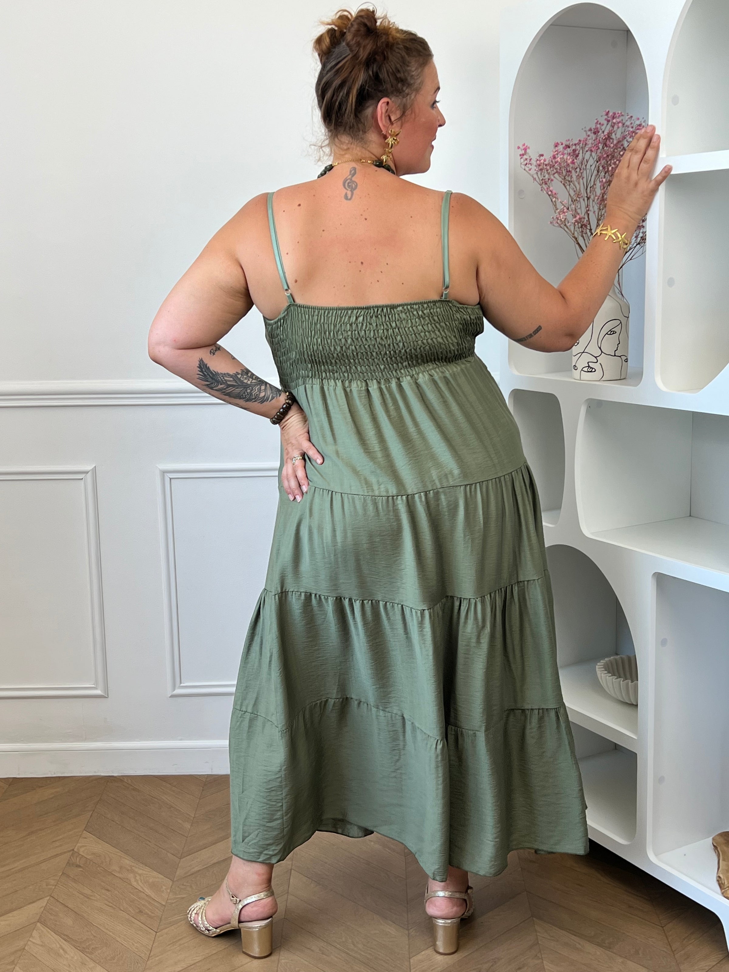 Robe kaki grande taille bretelles réglables vue de dos – Loïcia