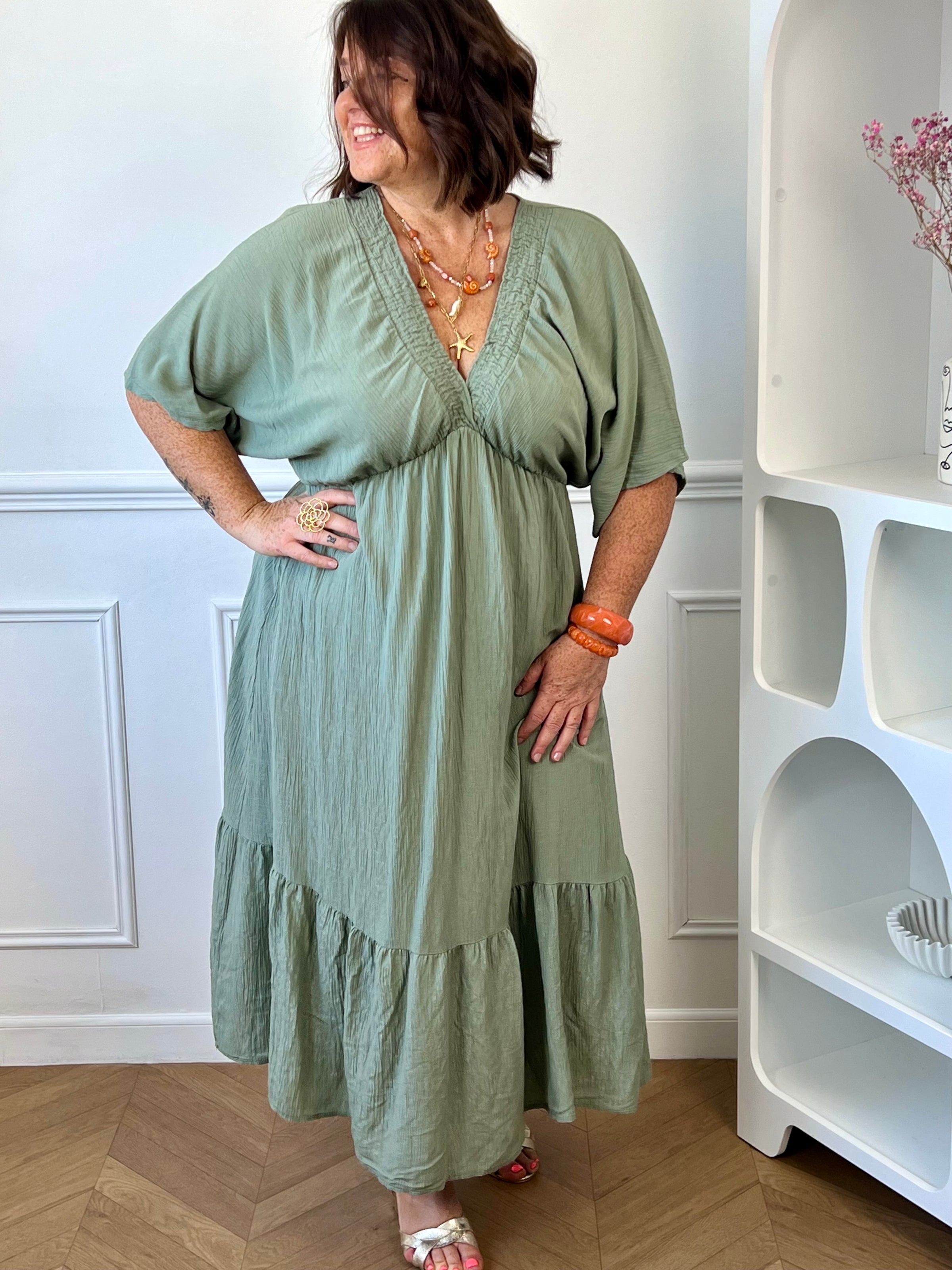 Robe longue kaki grande taille Lorna col V plongeant manches courtes – Loïcia

