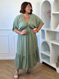 Robe longue kaki curve Made in Italy portée vue de face – Loïcia

