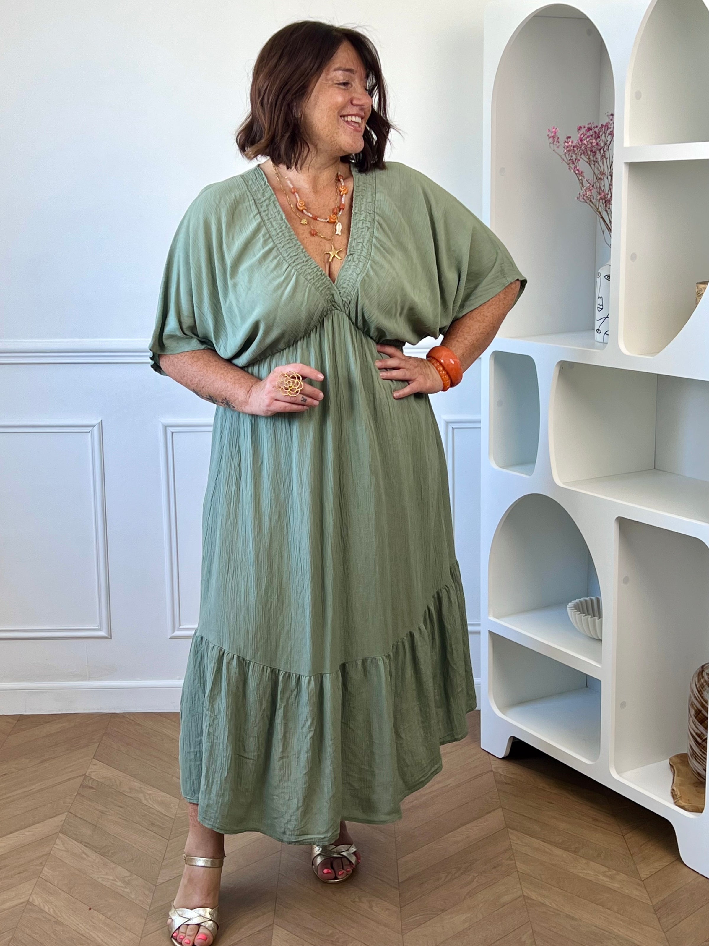 Robe longue kaki curve Made in Italy portée vue de face – Loïcia

