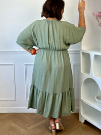 Robe kaki grande taille vue de dos col V plongeant élastique – Loïcia