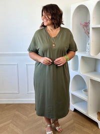 Robe kaki grande taille vue de dos dentelle dorée en forme de cœur – Loïcia
