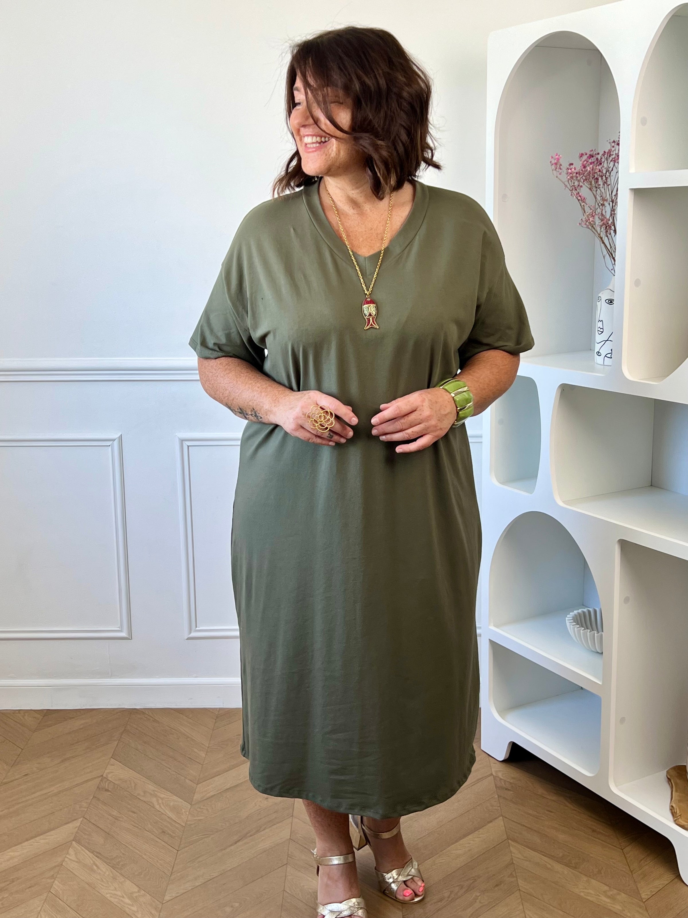 Robe kaki grande taille vue de dos dentelle dorée en forme de cœur – Loïcia
