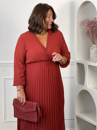 Dos de la robe plissée terracotta grande taille Ophelie – Col V et manches longues | Loïcia