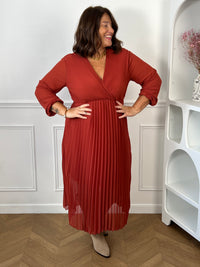 Détail effet plissé de la robe terracotta grande taille Ophelie – Longueur env. 120 cm | Loïcia