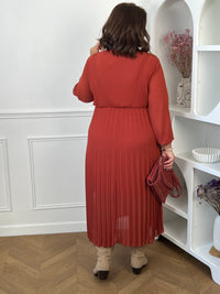 Col V et manches longues resserrées aux poignets de la robe terracotta Ophelie – Made in Italy | Loïcia