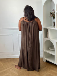 Robe longue marron femme grande taille, à la coupe ample et confortable. Dotée d’un col rond, de bretelles tressées non réglables et d’un élastique au dos pour un meilleur maintien. Ses fentes sur les côtés apportent fluidité et aisance, tandis que le fil lurex doré ajoute une touche lumineuse et élégante. Une robe idéale pour un look chic et décontracté.