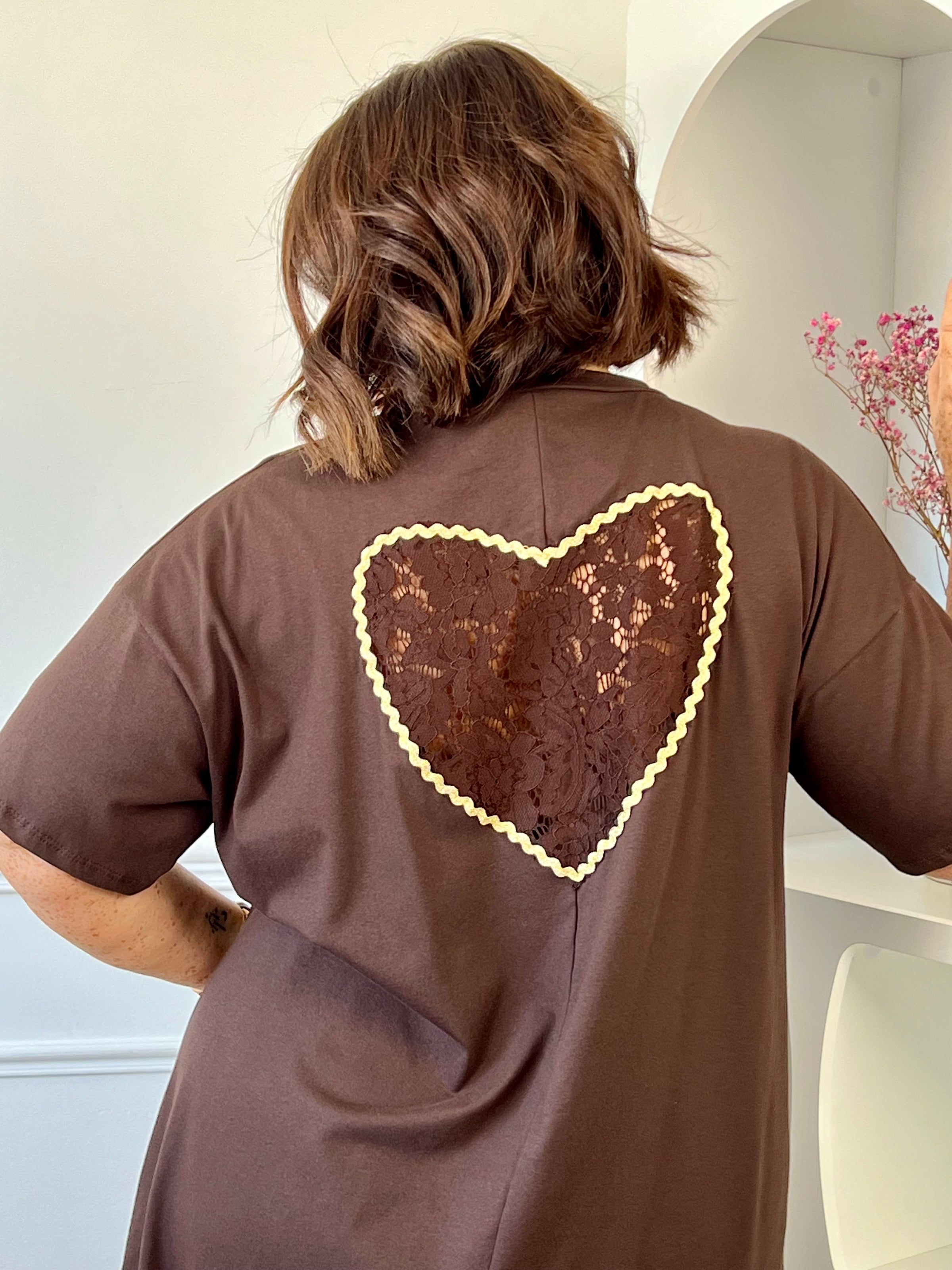 Robe marron grande taille Veana vue de dos dentelle ajourée dorée en cœur – Loïcia