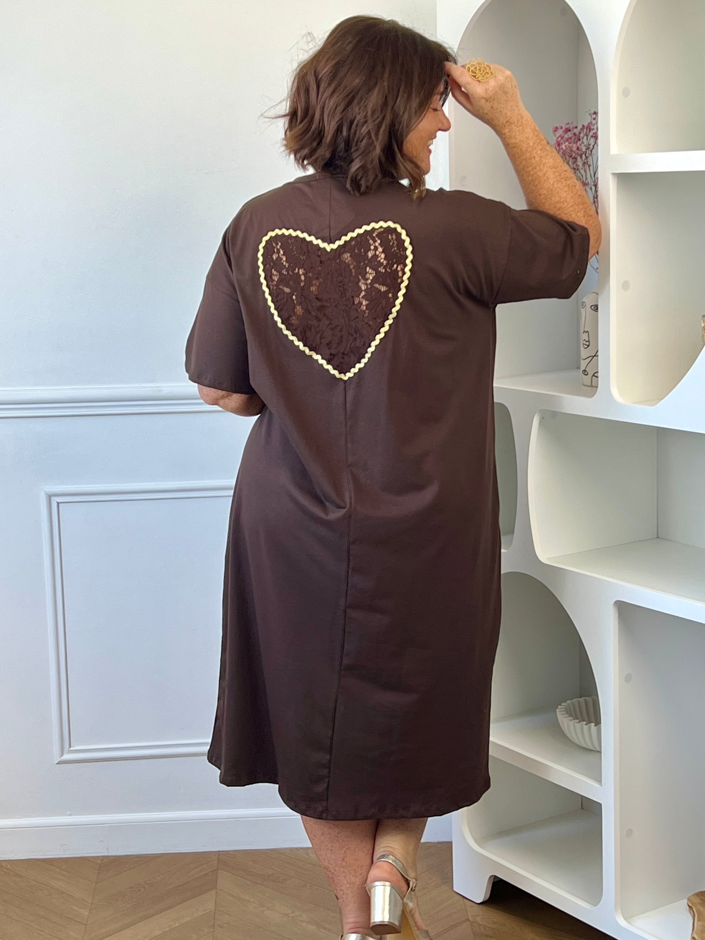 Robe marron curve coupe ample manches courtes col V vue de face – Loïcia
