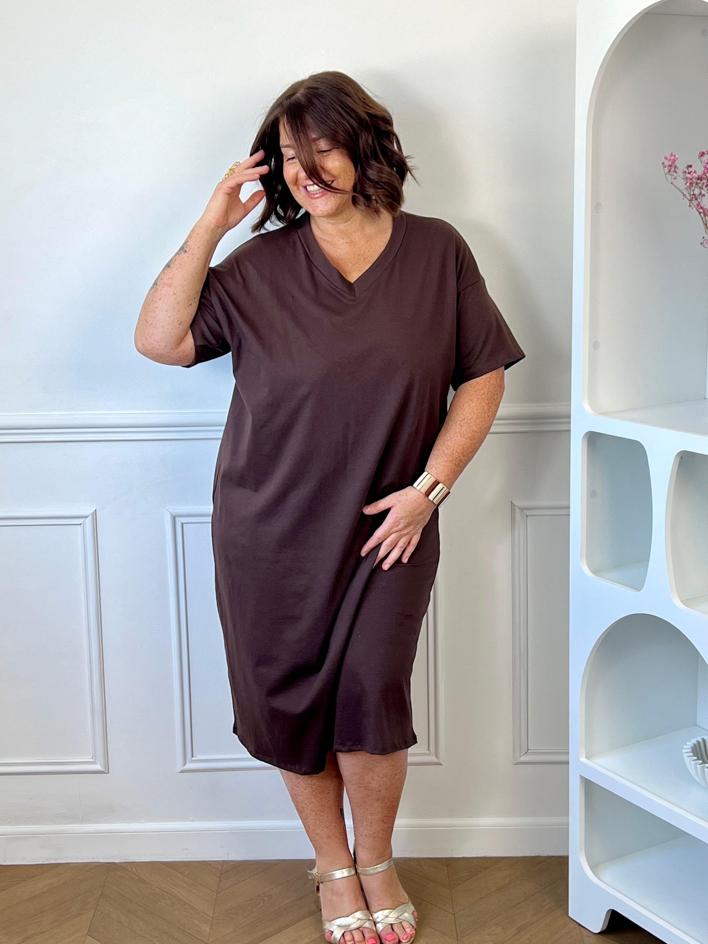 Robe tee-shirt marron grande taille Made in Italy portée vue de face – Loïcia