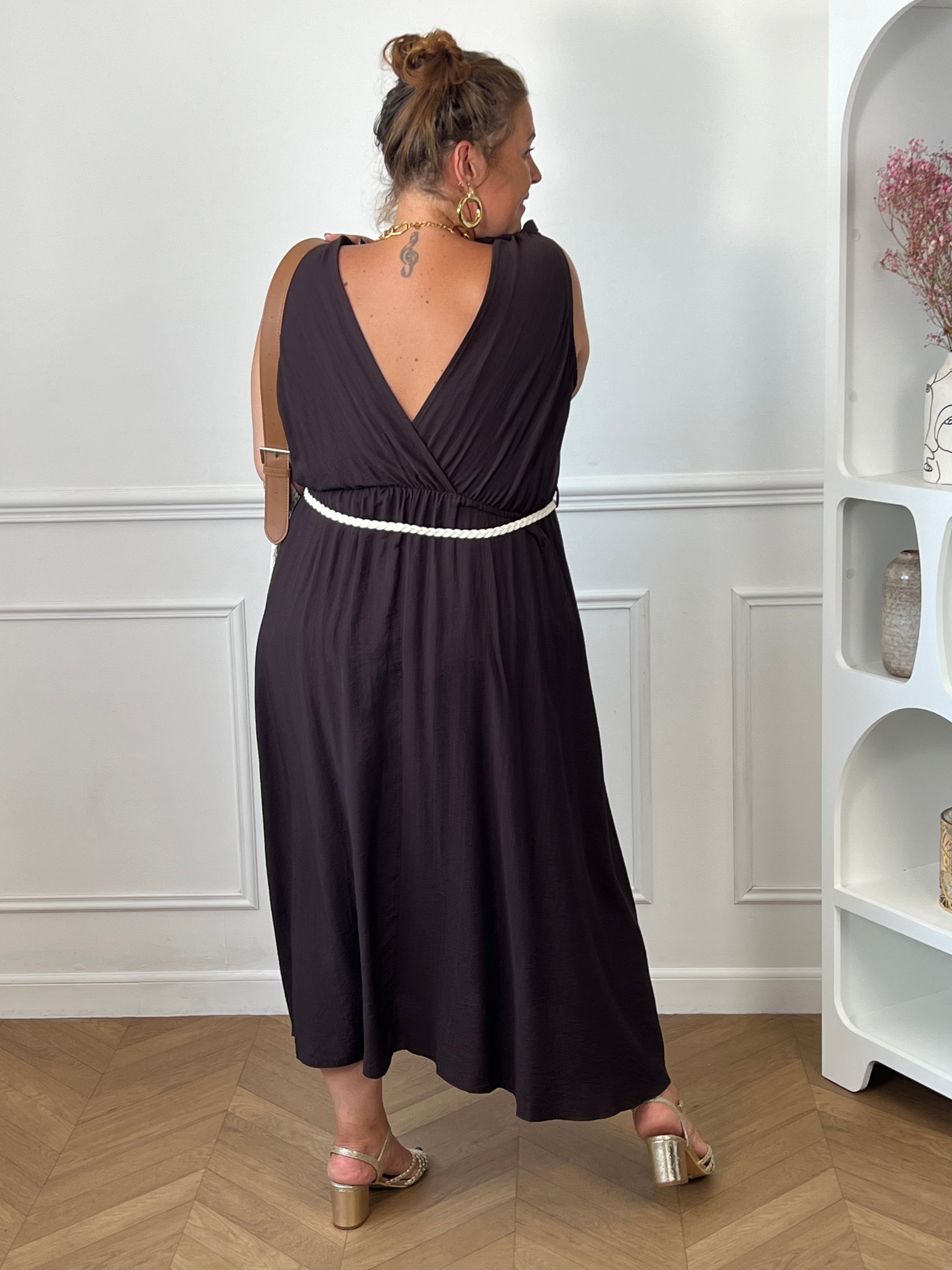 Robe longue marron grande taille bretelles vue de dos élastique taille – Loïcia