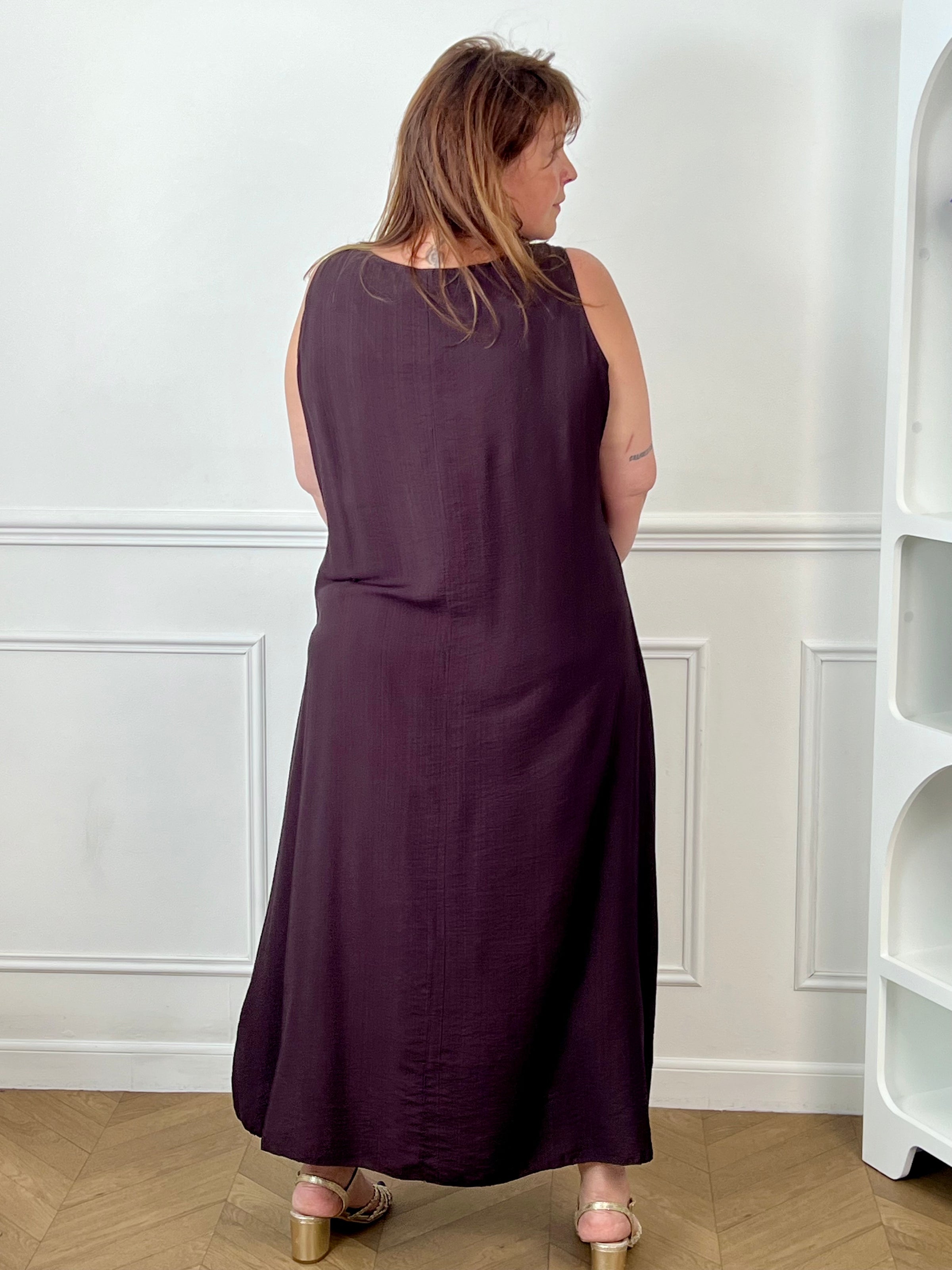 Adoptez cette robe grande taille à bretelles, élégante et facile à porter. Son col rond est sublimé par de jolies broches amovibles en forme de soleils dorés qui apportent une touche originale et raffinée. Sa couleur marron foncé en fait une pièce idéale pour un look chic en toute simplicité.