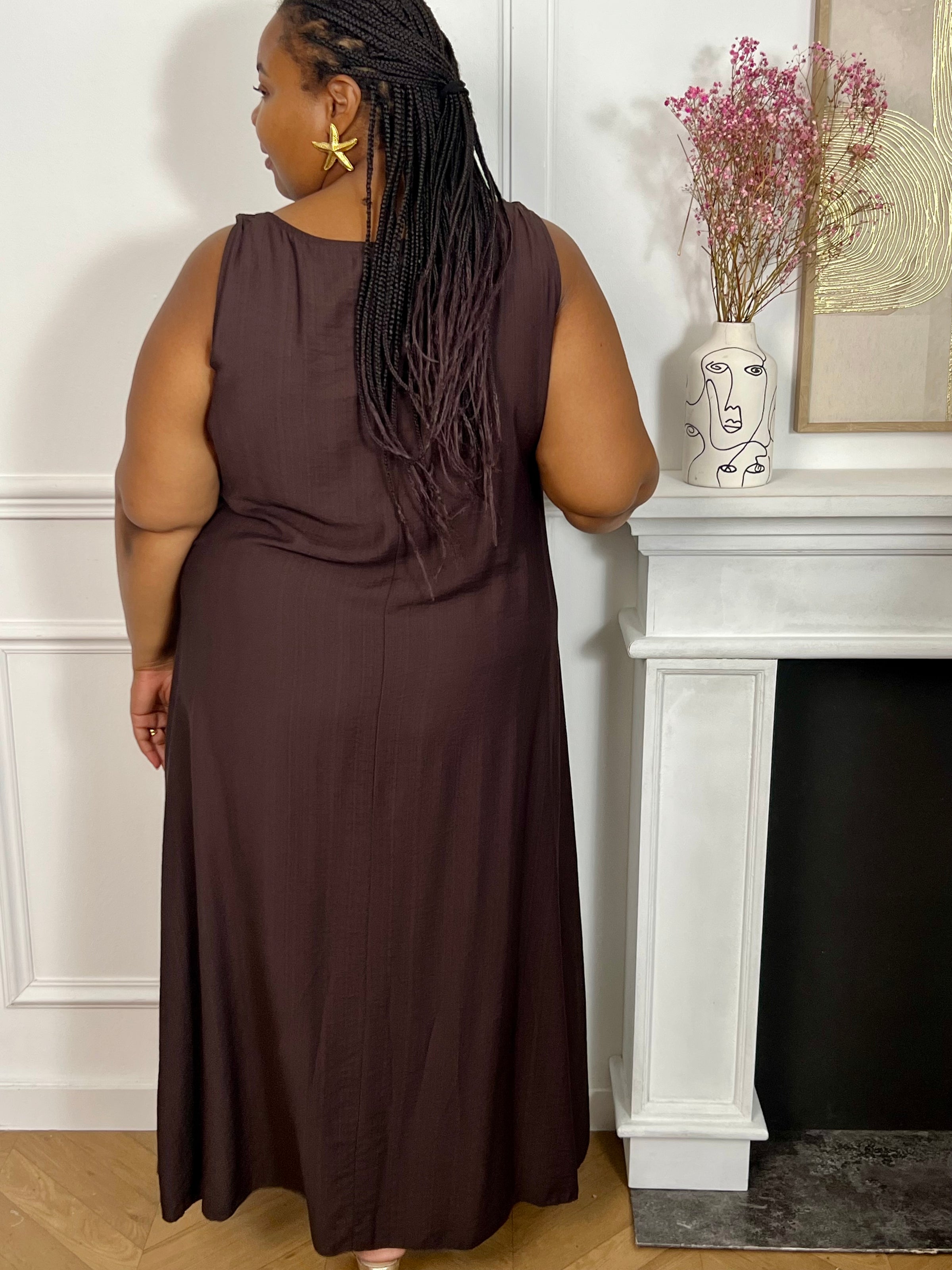 Adoptez cette robe grande taille à bretelles, élégante et facile à porter. Son col rond est sublimé par de jolies broches amovibles en forme de soleils dorés qui apportent une touche originale et raffinée. Sa couleur marron foncé en fait une pièce idéale pour un look chic en toute simplicité.