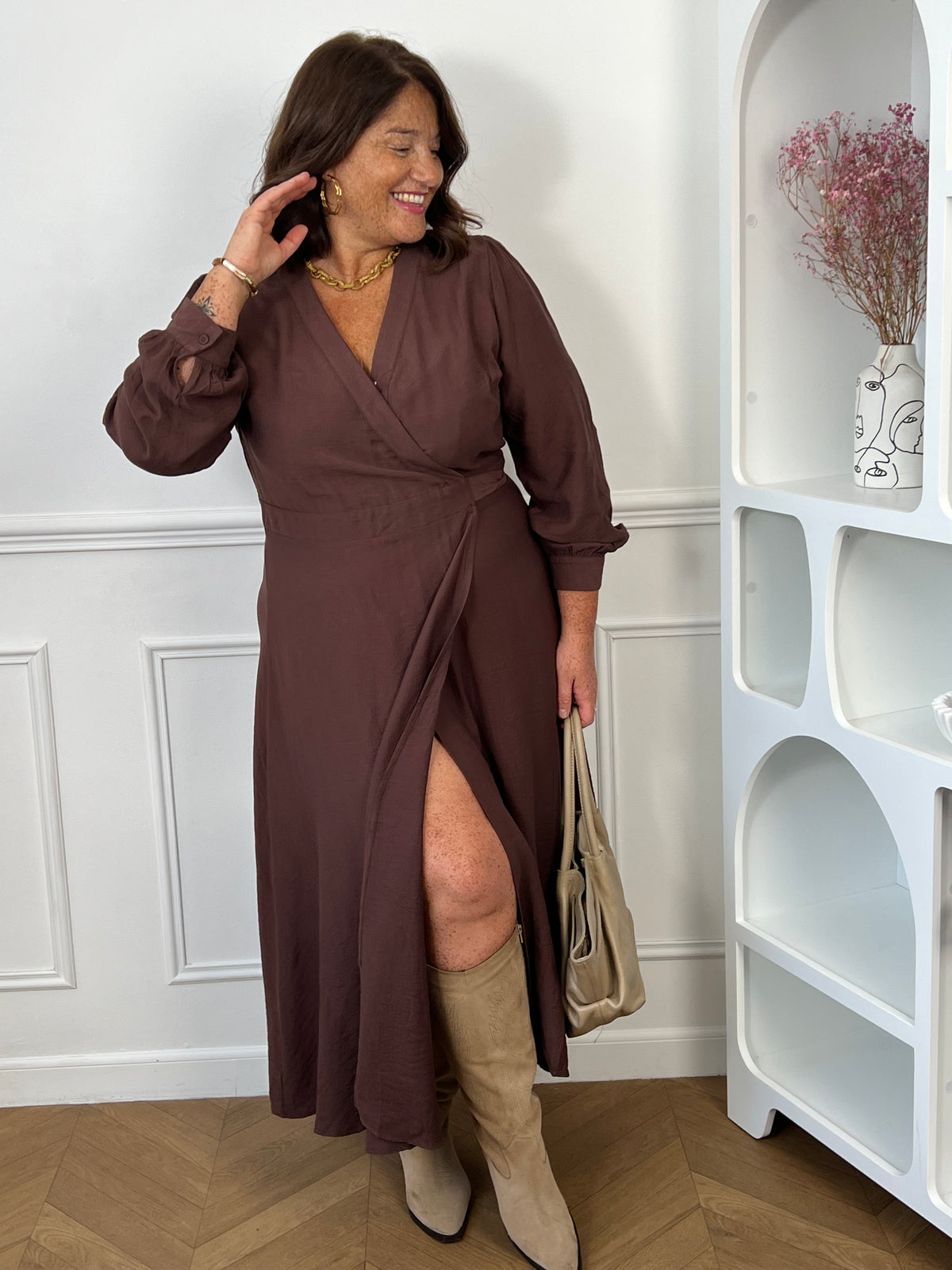 Détail col cache-cœur et bouton pression de la robe marron grande taille Cassiope – 75% Viscose | Loïcia