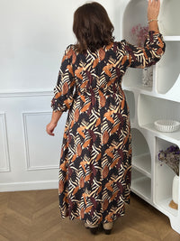 Détail col V et volants aux poignets de la robe longue grande taille Magdalena – 75% Viscose | Loïcia