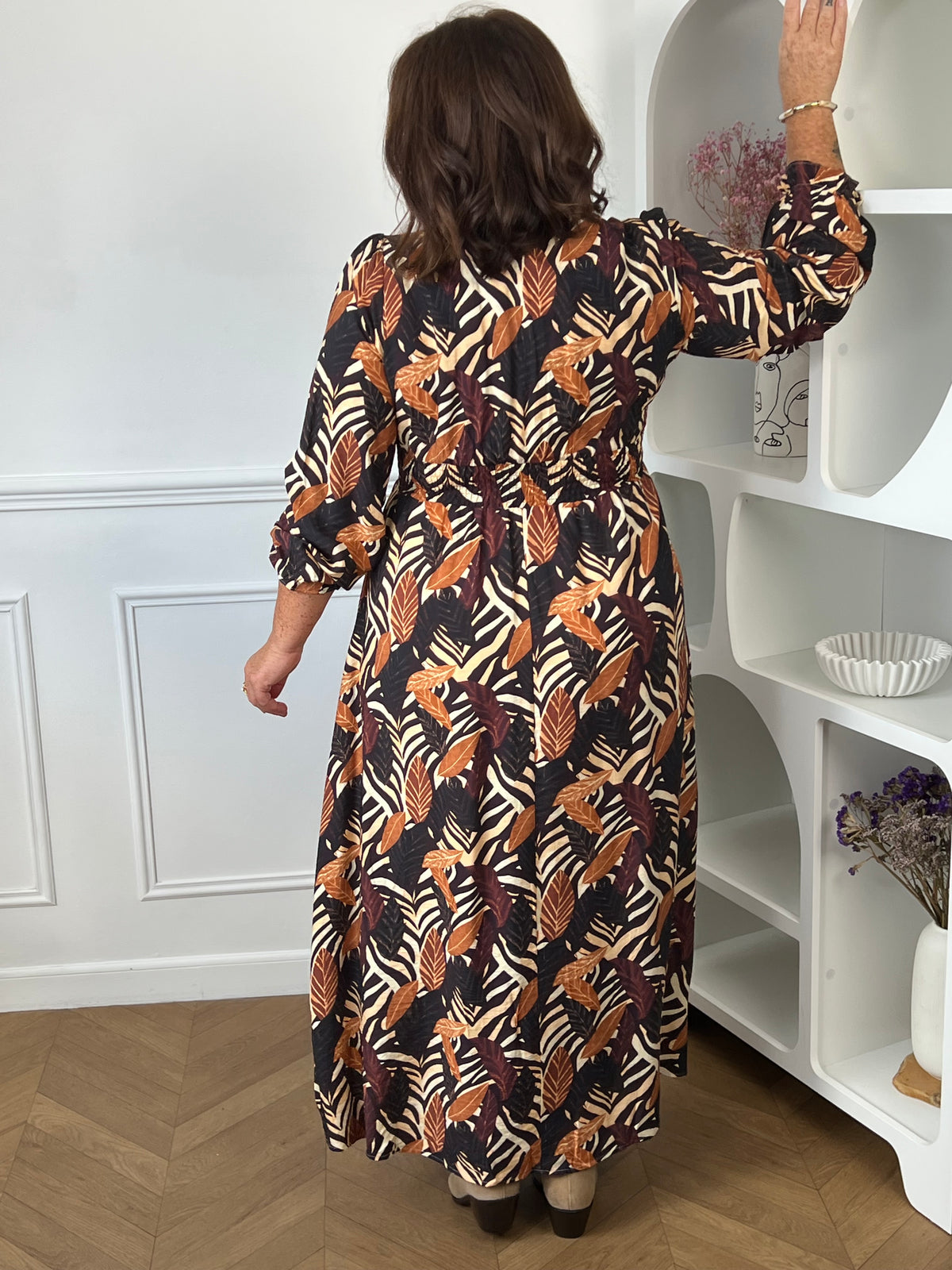Détail col V et volants aux poignets de la robe longue grande taille Magdalena – 75% Viscose | Loïcia