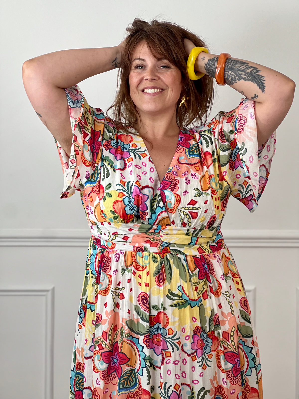 Succombez au charme de cette robe longue à motifs grande taille femme, idéale pour la saison. Son col V, ses manches courtes et sa taille élastiquée au dos offrent une coupe fluide et confortable. Doublée pour plus d'aisance, elle séduit par son imprimé multicolore aux tons écru, rose, bleu, jaune, orange, vert et rouge.