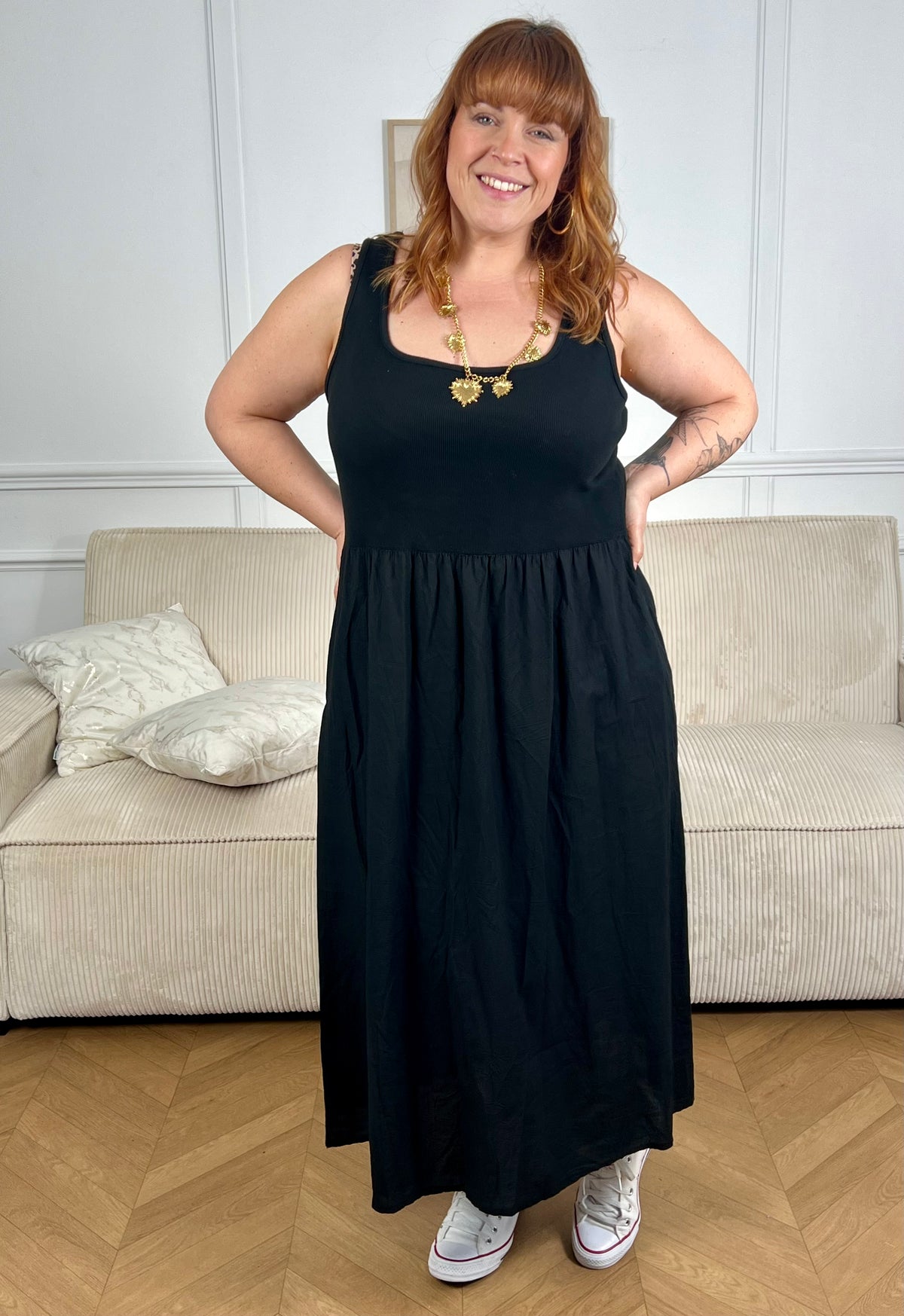Succombez à cette robe en coton grande taille, alliant confort et style. Conçue en deux matières, elle se compose d’un haut type débardeur et d’un bas façon jupe longue pour une silhouette fluide et féminine. Dotée de deux poches latérales pratiques, cette robe noire grande taille est idéale pour un look casual et élégant au quotidien.