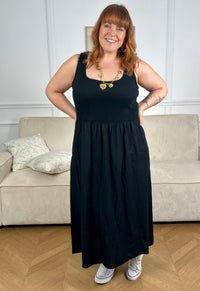 Succombez à cette robe en coton grande taille, alliant confort et style. Conçue en deux matières, elle se compose d’un haut type débardeur et d’un bas façon jupe longue pour une silhouette fluide et féminine. Dotée de deux poches latérales pratiques, cette robe noire grande taille est idéale pour un look casual et élégant au quotidien.