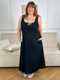Succombez à cette robe en coton grande taille, alliant confort et style. Conçue en deux matières, elle se compose d’un haut type débardeur et d’un bas façon jupe longue pour une silhouette fluide et féminine. Dotée de deux poches latérales pratiques, cette robe noire grande taille est idéale pour un look casual et élégant au quotidien.