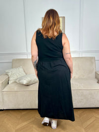 Succombez à cette robe en coton grande taille, alliant confort et style. Conçue en deux matières, elle se compose d’un haut type débardeur et d’un bas façon jupe longue pour une silhouette fluide et féminine. Dotée de deux poches latérales pratiques, cette robe noire grande taille est idéale pour un look casual et élégant au quotidien.