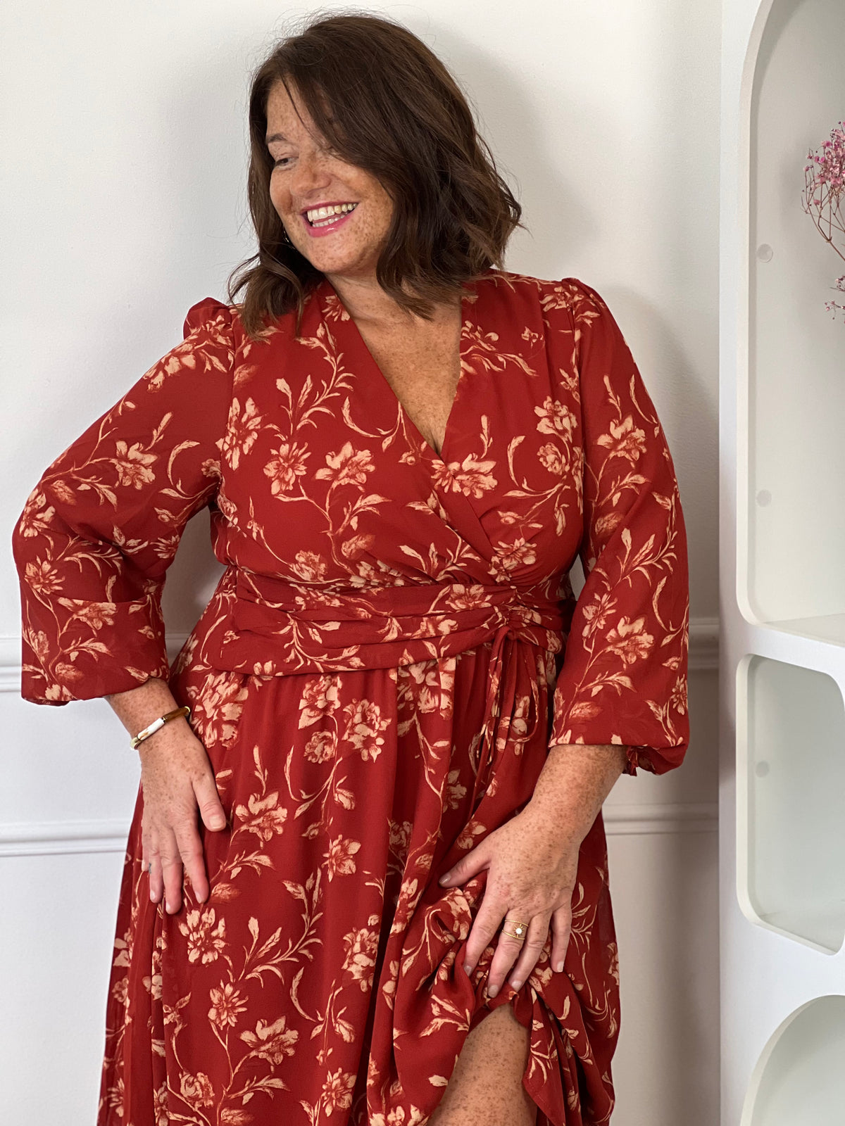 Dos de la robe longue rouge grande taille Elyne – Élastique au dos et coupe fluide doublée | Loïcia