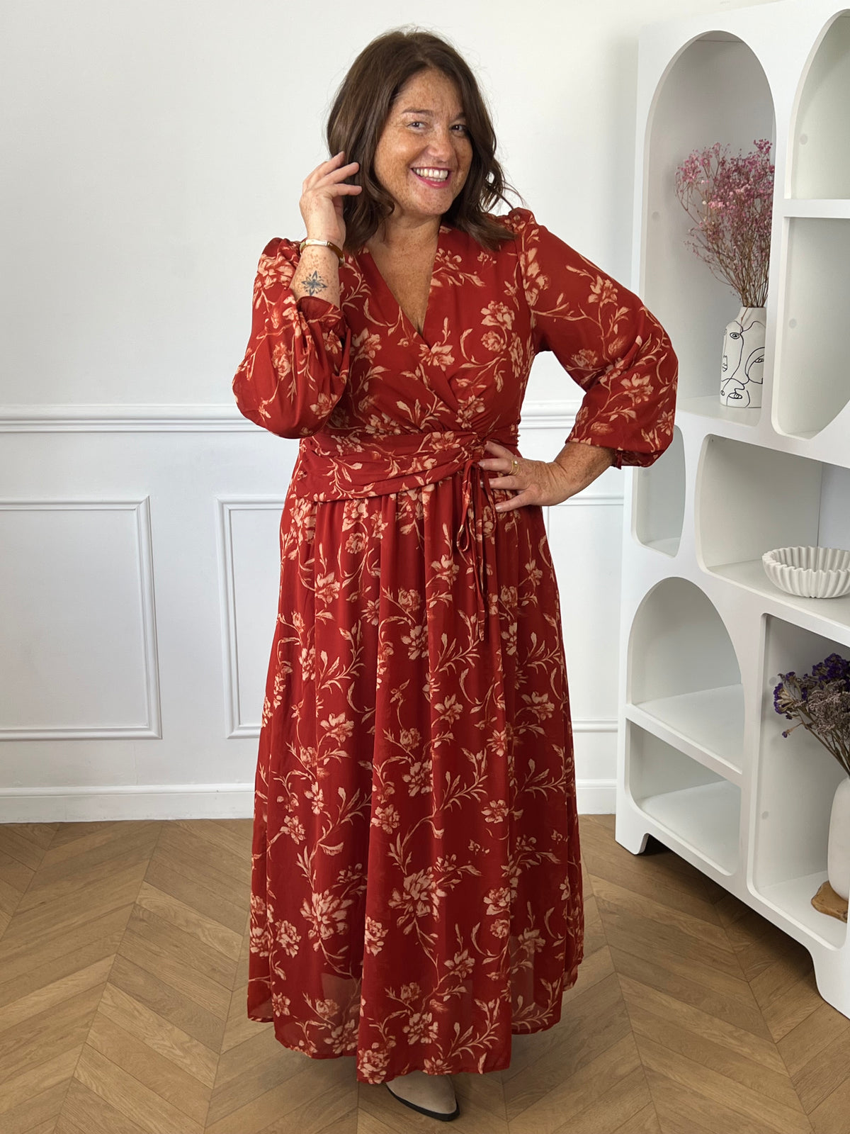 Détail col cache-cœur et lien à nouer de la robe rouge grande taille Elyne – Made in RPC | Loïcia