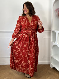 Détail manches longues élastiquées et motifs fleurs rouge beige de la robe grande taille Elyne | Loïcia
