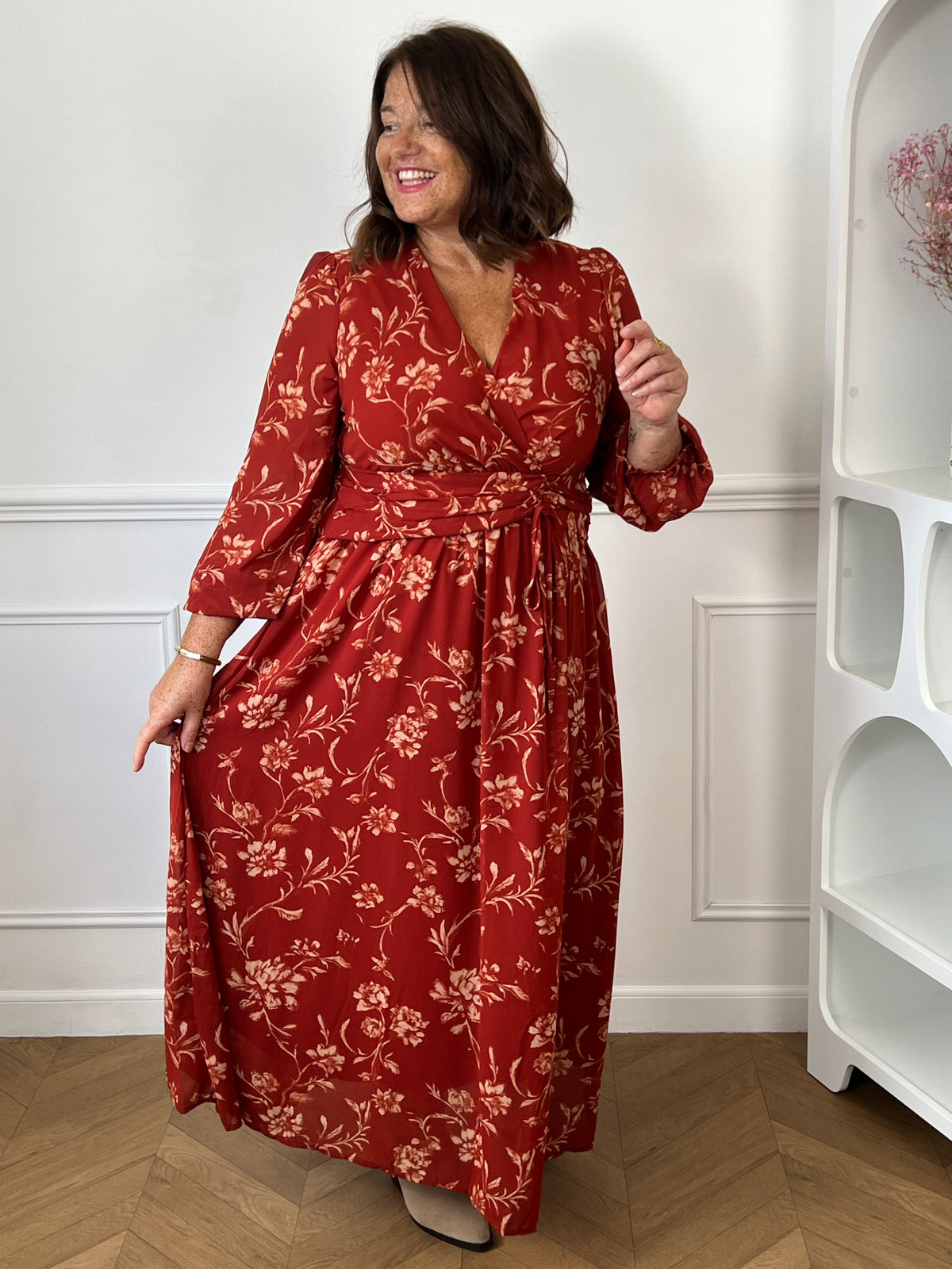 Détail manches longues élastiquées et motifs fleurs rouge beige de la robe grande taille Elyne | Loïcia