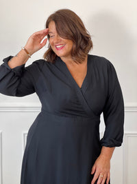 Dos de la robe portefeuille noire grande taille Cassiope – Coupe longue et lien noué à la taille | Loïcia