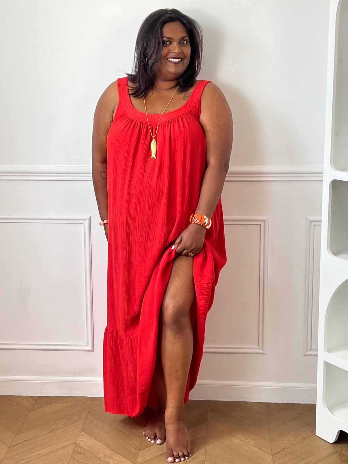 Apportez une touche d’éclat à votre garde-robe avec cette robe brillante grande taille femme. Sa coupe ample assure un confort optimal tout en mettant en valeur la silhouette avec élégance. Dotée d’un col rond et de bretelles non réglables, elle se distingue par son fil lurex argenté qui illumine subtilement son coloris rouge. Une robe féminine et lumineuse, parfaite pour vos événements, soirées ou occasions spéciales.