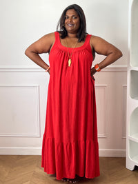 Apportez une touche d’éclat à votre garde-robe avec cette robe brillante grande taille femme. Sa coupe ample assure un confort optimal tout en mettant en valeur la silhouette avec élégance. Dotée d’un col rond et de bretelles non réglables, elle se distingue par son fil lurex argenté qui illumine subtilement son coloris rouge. Une robe féminine et lumineuse, parfaite pour vos événements, soirées ou occasions spéciales.