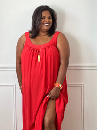 Apportez une touche d’éclat à votre garde-robe avec cette robe brillante grande taille femme. Sa coupe ample assure un confort optimal tout en mettant en valeur la silhouette avec élégance. Dotée d’un col rond et de bretelles non réglables, elle se distingue par son fil lurex argenté qui illumine subtilement son coloris rouge. Une robe féminine et lumineuse, parfaite pour vos événements, soirées ou occasions spéciales.