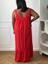 Apportez une touche d’éclat à votre garde-robe avec cette robe brillante grande taille femme. Sa coupe ample assure un confort optimal tout en mettant en valeur la silhouette avec élégance. Dotée d’un col rond et de bretelles non réglables, elle se distingue par son fil lurex argenté qui illumine subtilement son coloris rouge. Une robe féminine et lumineuse, parfaite pour vos événements, soirées ou occasions spéciales.